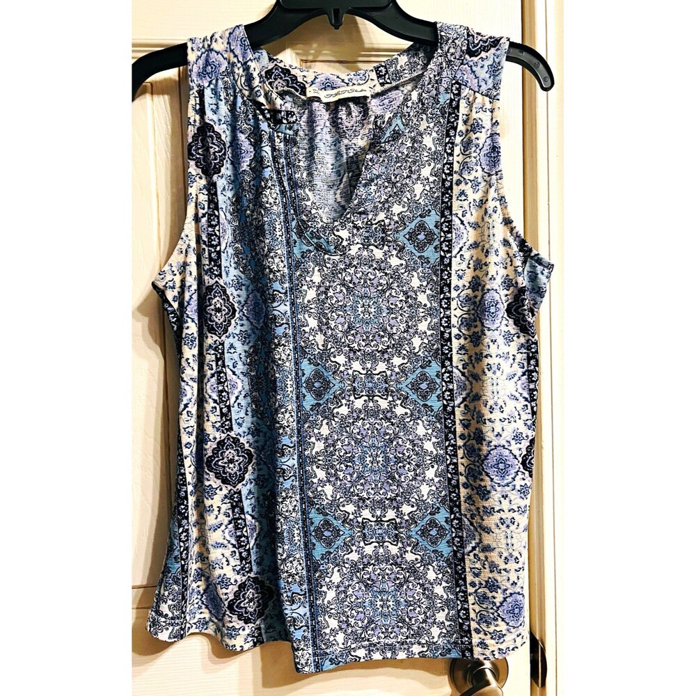 FLT Studio Women’s Medium Blue Medallion Print Sleeveless V-Neck Blouse EUC